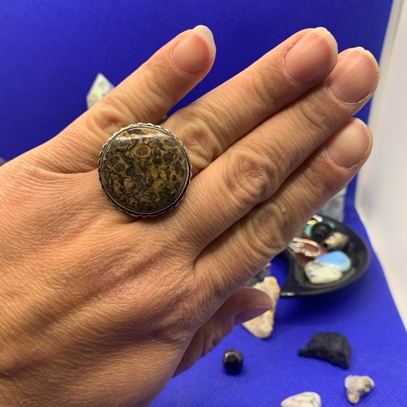 Comfort Curl Adjustable Large Round Turritella Ring! GLOWS UNDER BLACKLIGHT! - Picture 13 of 16